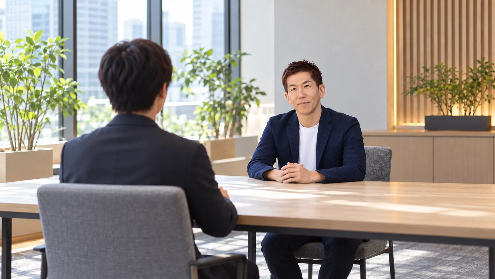 応募者と面接するFLC CREATIVE STUDIO代表の藤田勝城